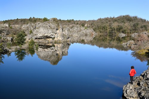 Lac temporaire des Rives (Larzac, Aveyron) - Partie sud-est du lac (personnage perché en premier plan).(HY-26-0033)