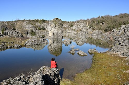 Lac temporaire des Rives (Larzac, Aveyron) - Partie nord du lac ("Baie d'Halong") : personnage de dos assis en premier plan (horizontale)(HY-26-0045.jpg)