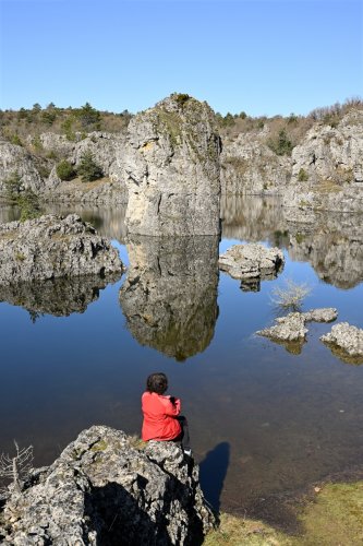 Lac temporaire des Rives (Larzac, Aveyron) - Partie nord du lac ("Baie d'Halong") : personnage de dos assis en premier plan (verticale)(HY-26-0049)