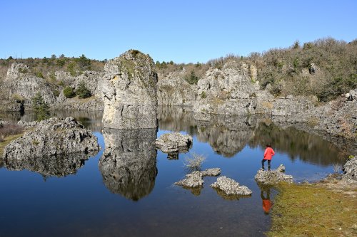 Lac temporaire des Rives (Larzac, Aveyron) - Partie nord du lac ("Baie d'Halong") : personnage sur un bloc à droite(HY-26-0050)