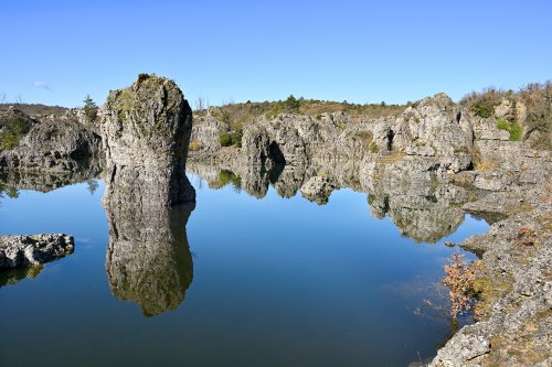 Lac temporaire des Rives (Larzac, Aveyron) - Partie nord du lac ("Baie d'Halong") : "monolithe" avec reflet au milieu du lac(HY-26-0053)