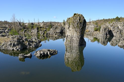  temporaire des Rives (Larzac, Aveyron) - Partie nord du lac ("Baie d'Halong") : "monolithe" avec reflet au milieu du lac (plan serré)(HY-26-0054)