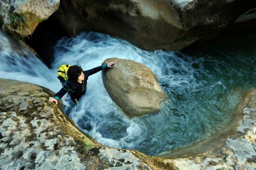 Rio Vero (Sierra de Guara, Espagne)- Passage d'une petite cascade dans la partie supérieure du canyon (canyoning)(MO-11-0122)