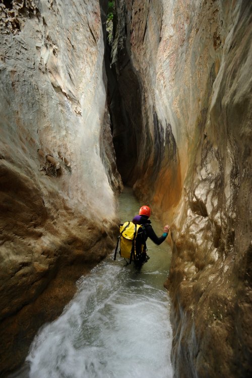 Balcès(Sierra de Guara, Espagne)- Passage d'un "estrecho"(canyoning)(MO-11-0191.jpg)