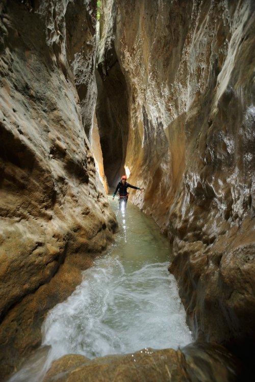 Balcès(Sierra de Guara, Espagne)- Passage d'un "estrecho"(canyoning)(MO-11-0199.jpg)