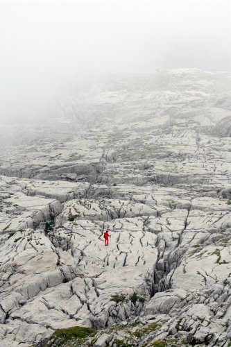 Arres d'Anie (Pierre Saint-Martin, Pyrénées Atlantiques) - Lapiaz envahi par le brouillard (avec personnage)(MO-21-0017)