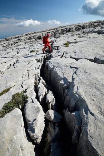 Arres d'Anie (Pierre Saint-Martin, Pyrénées Atlantiques) - Personnage enjambant une "crevasse"(MO-21-0047)