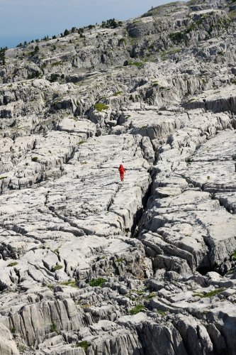 Arres d'Anie (Pierre Saint-Martin, Pyrénées Atlantiques) - Personnage devant "crevasse"(MO-21-0070)
