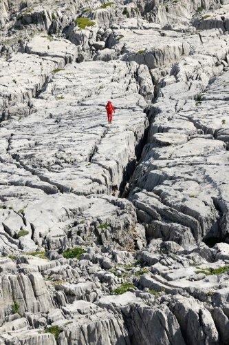 Arres d'Anie (Pierre Saint-Martin, Pyrénées Atlantiques) - Personnage devant "crevasse" (cadrage serré)(MO-21-0071)
