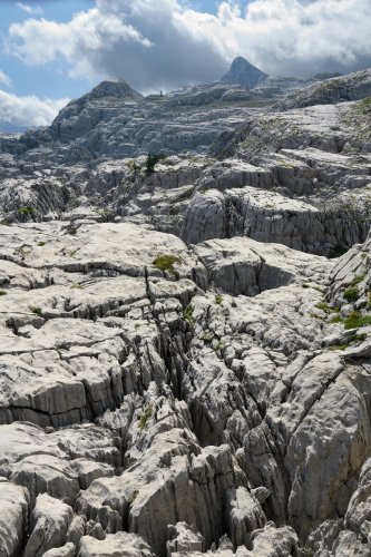 Arres d'Anie (Pierre Saint-Martin, Pyrénées Atlantiques) - Vue du lapiaz avec Pic d'Anie en fond (nuages)(MO-21-0084)