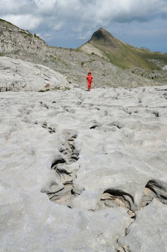 Arres d'Anie (Pierre Saint-Martin, Pyrénées Atlantiques) - Rigole de corrosion avec personnage en arrière plan(MO-21-0087)