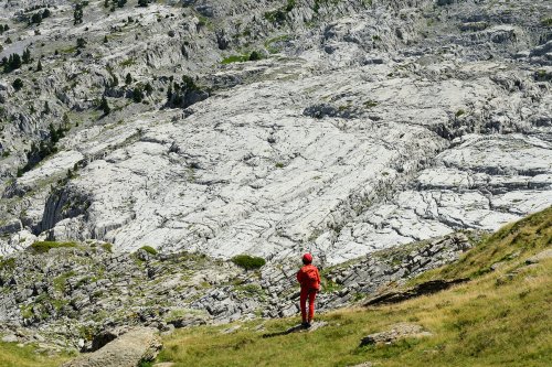 Arres d'Anie (Pierre Saint-Martin, Pyrénées Atlantiques) - Vue surplombante du lapiaz avec personnage en premier plan(MO-21-0099)