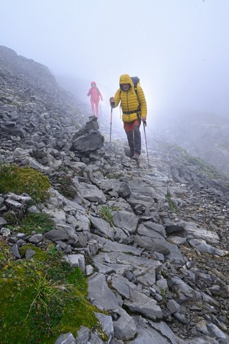 Arres d'Anie (Pierre Saint-Martin, Pyrénées Atlantiques) - Progression dans le brouillard sur le sentier menant au Soum Couy (2 randonneurs de face)(MO-25-0005)