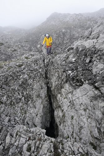 Arres d'Anie (Pierre Saint-Martin, Pyrénées Atlantiques) - Randonneur au dessus d'un gouffre (MO-25-0021)