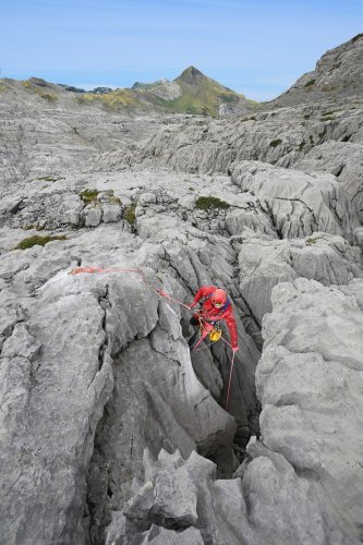 Arres d'Anie (Pierre Saint-Martin, Pyrénées Atlantiques) - Spéléo descendant dans un gouffre(MO-25-0053)