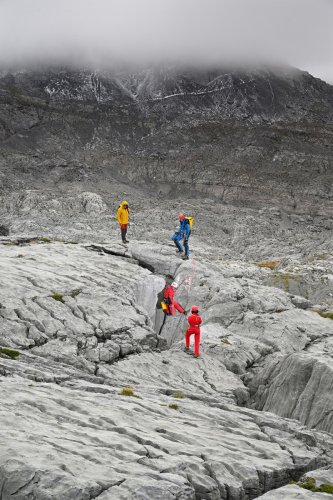 Arres d'Anie (Pierre Saint-Martin, Pyrénées Atlantiques) - Groupe de spéléos équipant un gouffre(MO-25-0058)