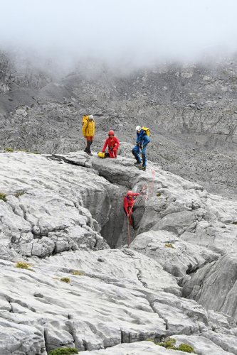 Arres d'Anie (Pierre Saint-Martin, Pyrénées Atlantiques) - Groupe de spéléos équipant un gouffre(MO-25-0066)