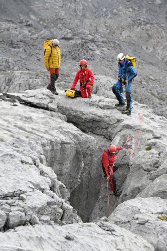 Arres d'Anie (Pierre Saint-Martin, Pyrénées Atlantiques) - Groupe de spéléos équipant un gouffre (cadrage serré)(MO-25-0068)