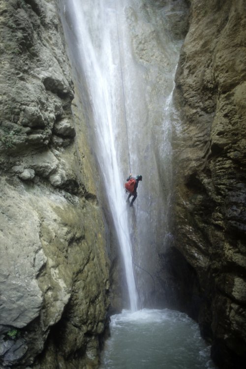 Canyon du Riou (Alpes de Haute Provence). Descente de la cascade de 40 m(M 4340)
