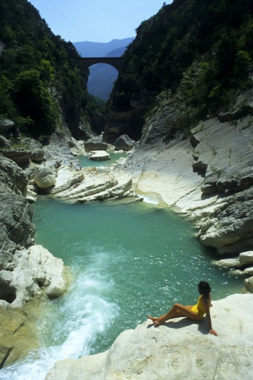 Canyon de la Clue d'Aiglun (Alpes Maritimes). Sortie du canyon avec pont.(M 5137)