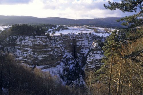 Abîme de Bramabiau (Gard) - Vue de la résurgence avec le plateau du Causse de Camprieu(Mon-5341)