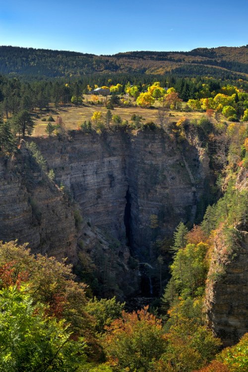 Abîme de Bramabiau - Vue de la résurgence depuis la route à l'automne(PA-17-0070)