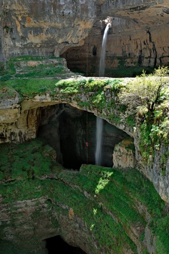 Aven des Trois Ponts (Balaa, Liban). C'est un gouffre de 80 mètres de profondeur dans lequel se jette un ruisseau, avec trois arches naturelles à différentes hauteurs (SP-06-0076)