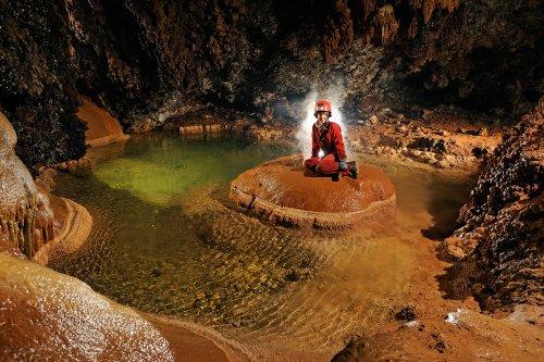 Grotte de Vitalis (Hérault)- Spéléo sur île de calcite au milieu d'un petit lac (petite sirène)(SP-08-0496)