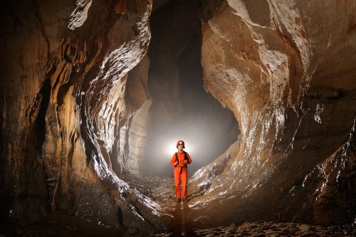 Grotte de la Cotepatière (Gard) - Galerie en conduite forcée (spéléo en contre-jour)(SP-08-0836)
