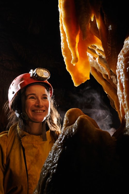 Grotte de Dargilan (Lozère) : Jeune femme devant une petite draperie(SP-11-0025)