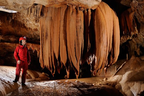Grotte de l'Ascension - Spéléo à côté grande "méduse" (ensemble de draperies surplombant un gour)(SP-11-0843)