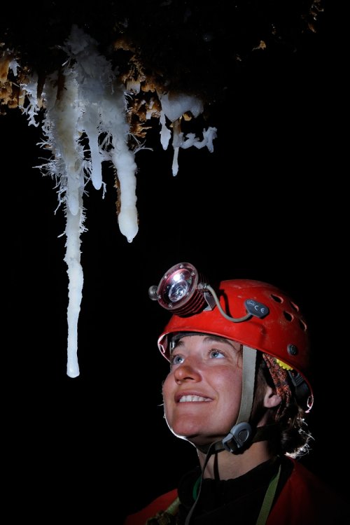 Grotte des Vents d'Anges (Aude) - Jeune femme regardant une stalactite avec petites excentriques(SP-12-0818)