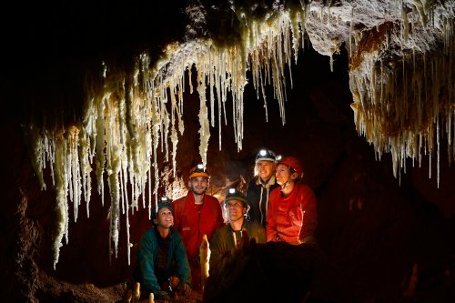 Grotte de Pousselières (Hérault) - Groupe de jeunes spéléologues admirant les concrétions(SP-12-1063)