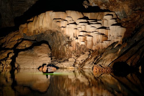 Grotte Xe Bang Fai. (province de Khamouanne - Laos). Navigation sur la rivière souterraine. Gours suspendus en fond. (SP-13-0152)