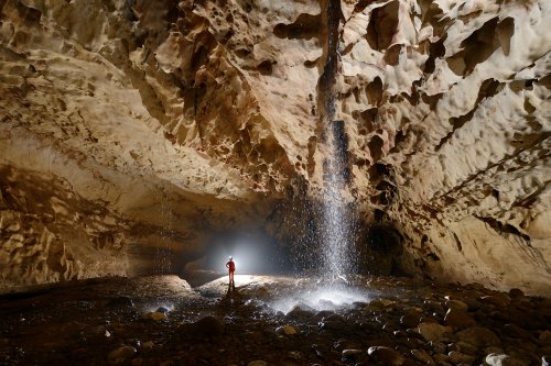 Deer Cave (Gunung Mulu National Park, Bornéo, Malaisie) - Cascade tombant du plafond dans la galerie inférieure.(SP-13-0449)