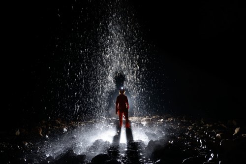 Deer Cave (Gunung Mulu National Park, Bornéo, Malaisie) - Effet d'ombre sur une cascade créé par un flash placé en contre-jour derrière le modèle.(SP-13-0460)