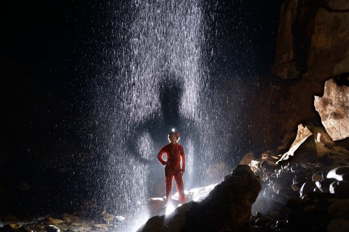 Deer Cave (Gunung Mulu National Park, Bornéo, Malaisie) - effet d'ombre sur une cascade créé par un flash placé en contre-jour derrière le modèle. (SP-13-0473)