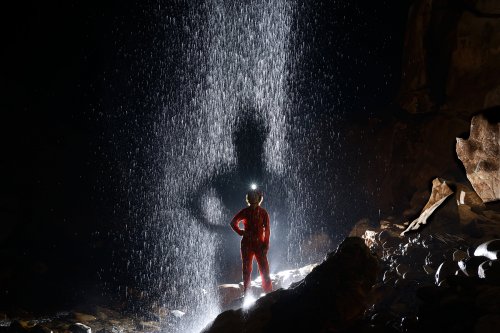 Deer Cave (Gunung Mulu National Park, Bornéo, Malaisie) - effet d'ombre sur une cascade créé par un flash placé en contre-jour derrière le modèle.(SP-13-0474)