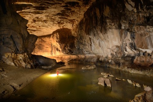 Clearwater Cave (Gunung Mulu National Park, Bornéo, Malaisie) - Rivière dans large galerie(SP-13-0615.)