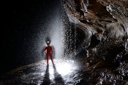 Clearwater Cave (Gunung Mulu National Park, Bornéo, Malaisie) - Effet d'ombre sur une cascade créé par un flash placé en contre-jour derrière le modèle (SP-13-0624)