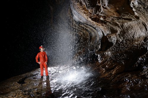 Clearwater Cave (Gunung Mulu National Park, Bornéo, Malaisie) - Cascatelle tombant du plafond.(SP-13-0626)