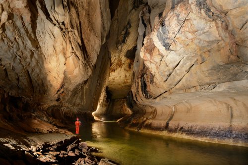 Clearwater Cave (Gunung Mulu National Park, Bornéo, Malaisie) - Rivière dans large galerie.(SP-13-0628)