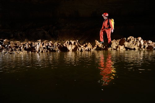 Clearwater Cave (Gunung Mulu National Park, Bornéo, Malaisie) - Progression sur des rochers érodés en bord de rivière.(SP-13-0639)