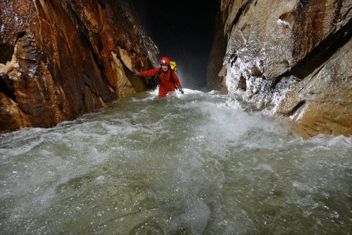 Good Luck Cave (Gunung Mulu National Park, Bornéo, Malaisie) - Spéléo remontant la rivière en aval de Sarawak Chamber.(SP-13-0663)