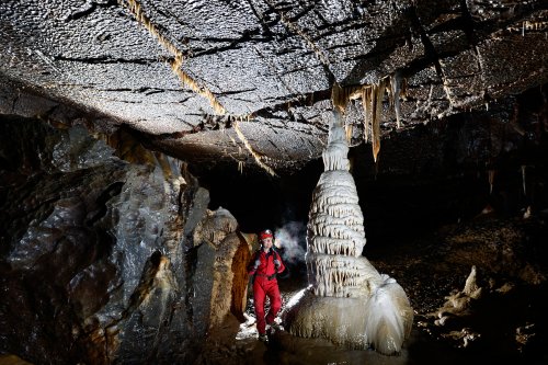 Nova Amaterska Cave (Tchéquie, Moravie, Parc National de Podyjí) - Pilier stalagmitique blanc au milieu de la galerie(SP-13-0738)