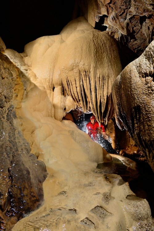 Rudické Propadani (Tchéquie, Moravie) - Fontaine de calcite dans la rivière et spéléo derrière.(SP-13-0781)
