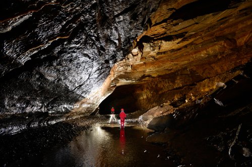 Bysci Scala Cave (Tchéquie, Moravie) -  deux spéléos dans la rivière de la galerie principale(SP-13-0801)