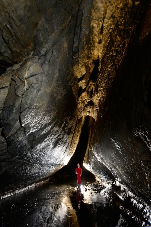 Bysci Scala Cave (Tchéquie, Moravie) - Galerie gothique (formée sur une fracture inclinée et sur un joint de stratification) et spéléo dans la rivière(SP-13-0816)