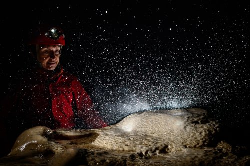 Stara Amaterska Cave (Tchéquie, Moravie, Parc National de Podiji) - Eau tombant sur un ensemble stalagmitique(SP-13-0842)
