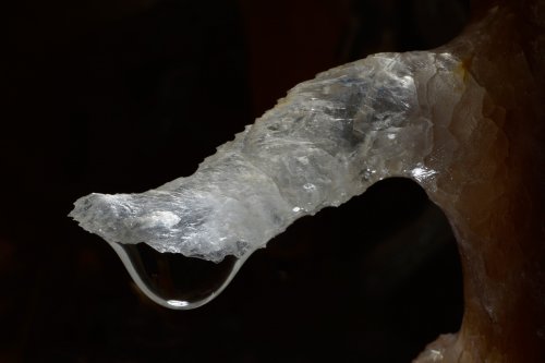 Grotta Impossibile (région de Trieste, Italie) - Stalactite avec goutte d'eau(SP-13-1090)